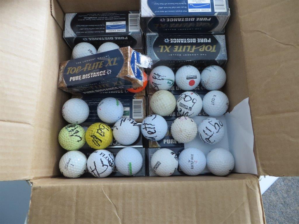 Das Bild zeigt einen Karton mit verschiedenen Golfbällen.