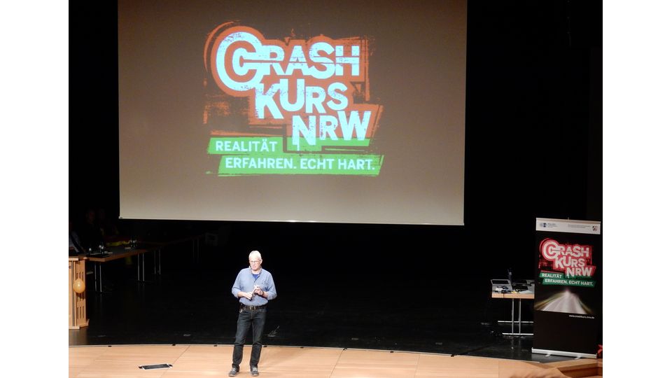 Das Bild zeigt Moderator Michael Klein beim Crash Kurs.