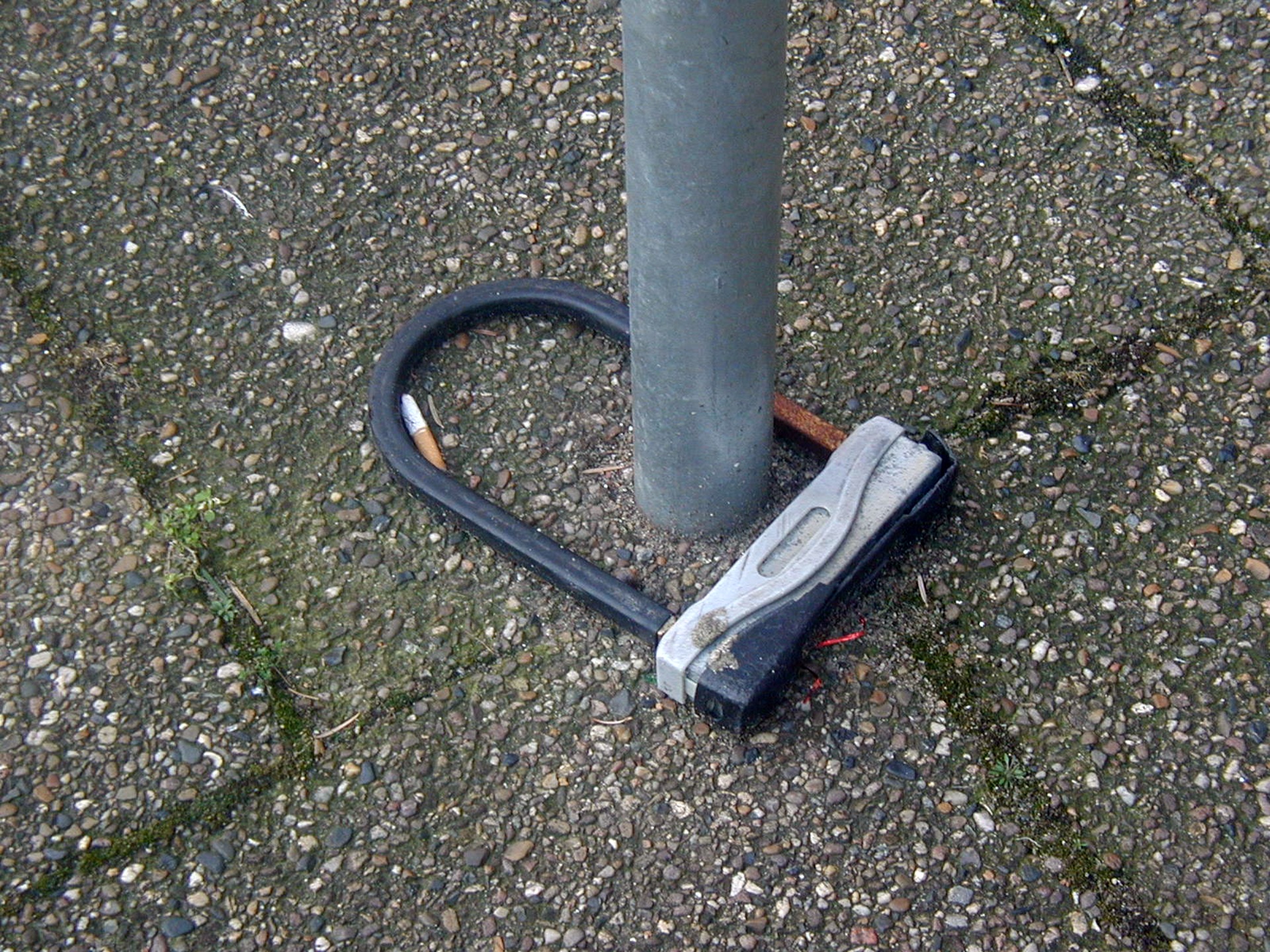 Украденный замок. Защита велосипеда от кражи. Велосипедный замок от краж. Защита от кражи электроинструмента. Блокиратор велосипеда стационарный.