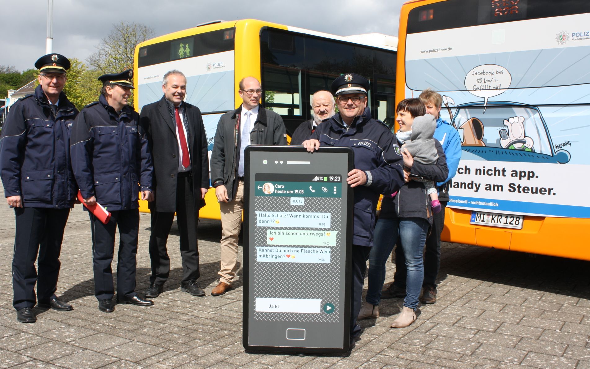 Die Polizei präsentiert die mit Folien beklebten Busse
