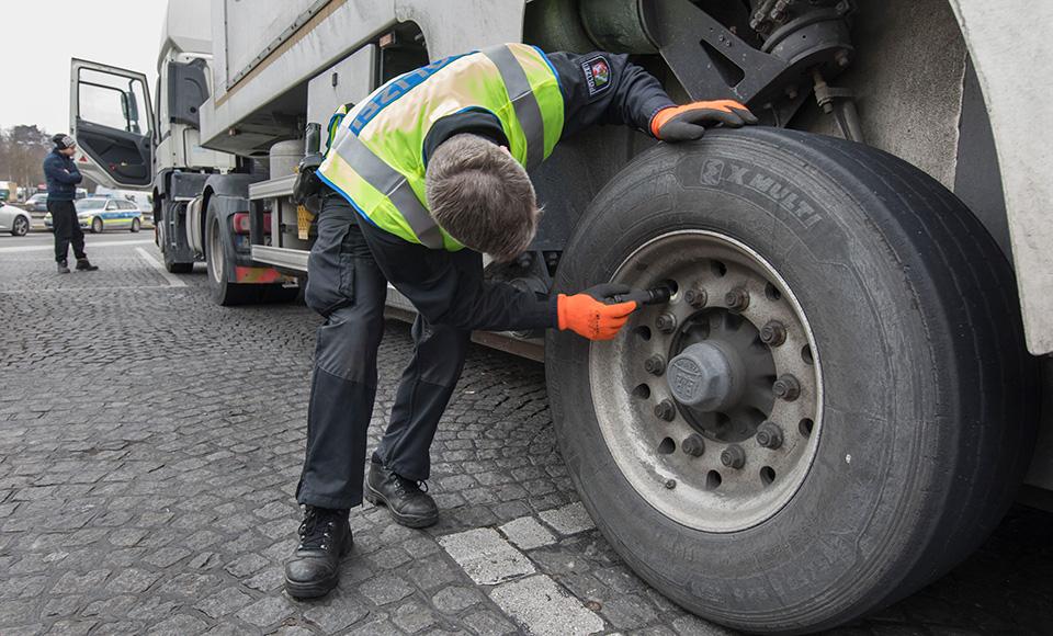 NRW-Polizei überprüft gezielt Lastwagen und Busse