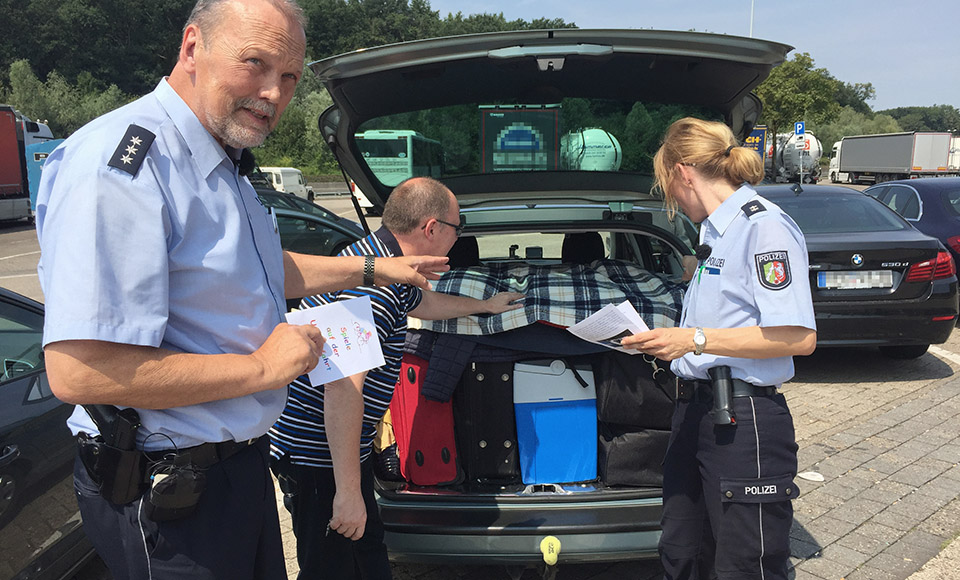 Polizei kontrolliert Auto-Gepäck in der Ferienzeit