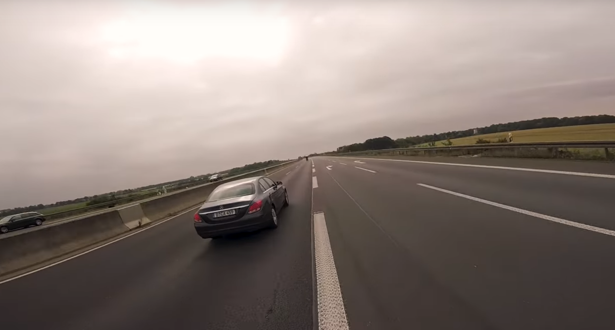 Fahrendes Auto auf einer Autobahn