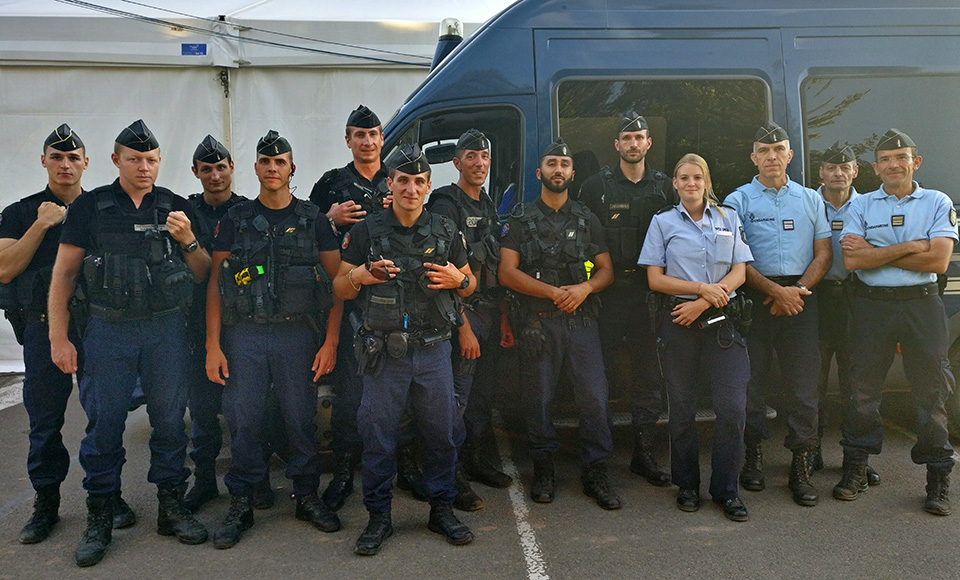 Mobile Einsatzgruppe und Einsatzleiter der Gendarmerie (3. v. r.)