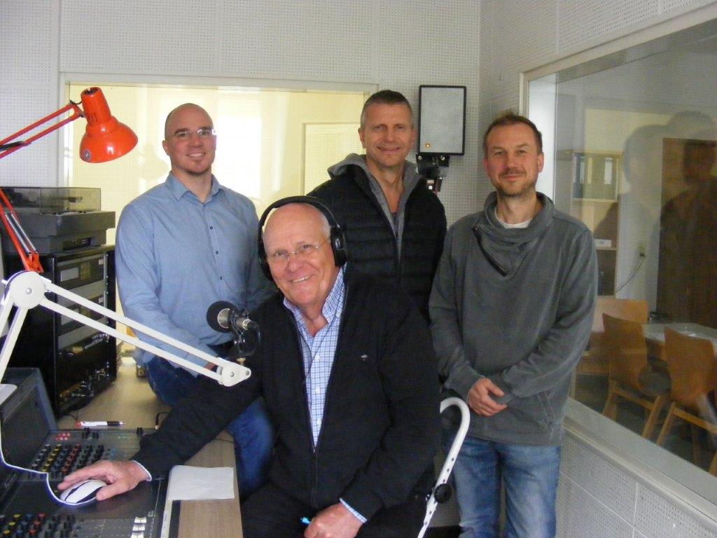 Kriminalhauptkommissar Marco Hein, Polizeihauptkommissar a. D. Manfred Nöger (Fachreferent Kriminalpräventives Gedächtnistraining für den Bundesverband Gedächtnistraining e.V.), Dirk Heinrichs, Kriminalhauptkommissar Torsten Lindahl im Aufnahmestudio