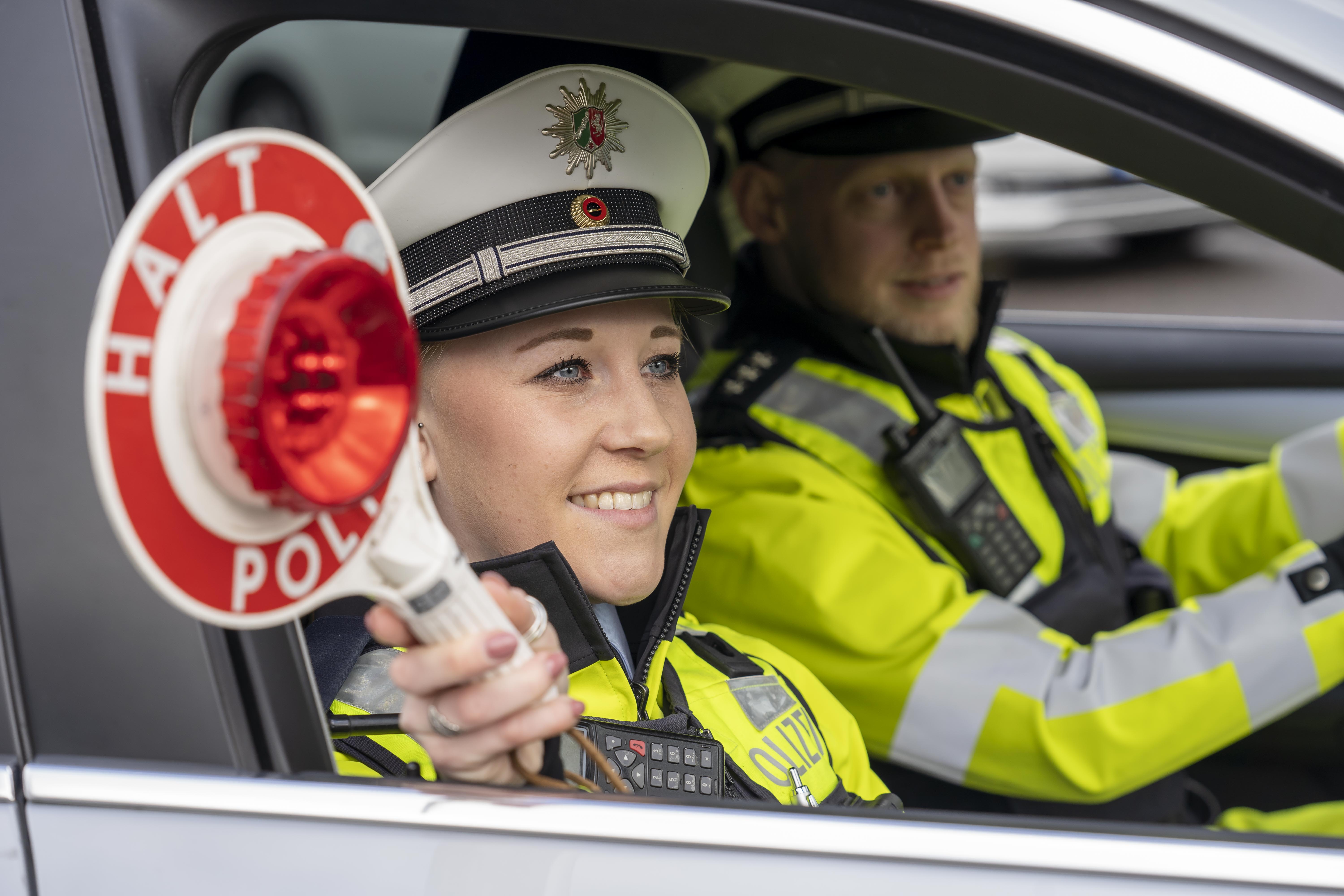 Neue Dienstbekleidung für Autobahnpolizei