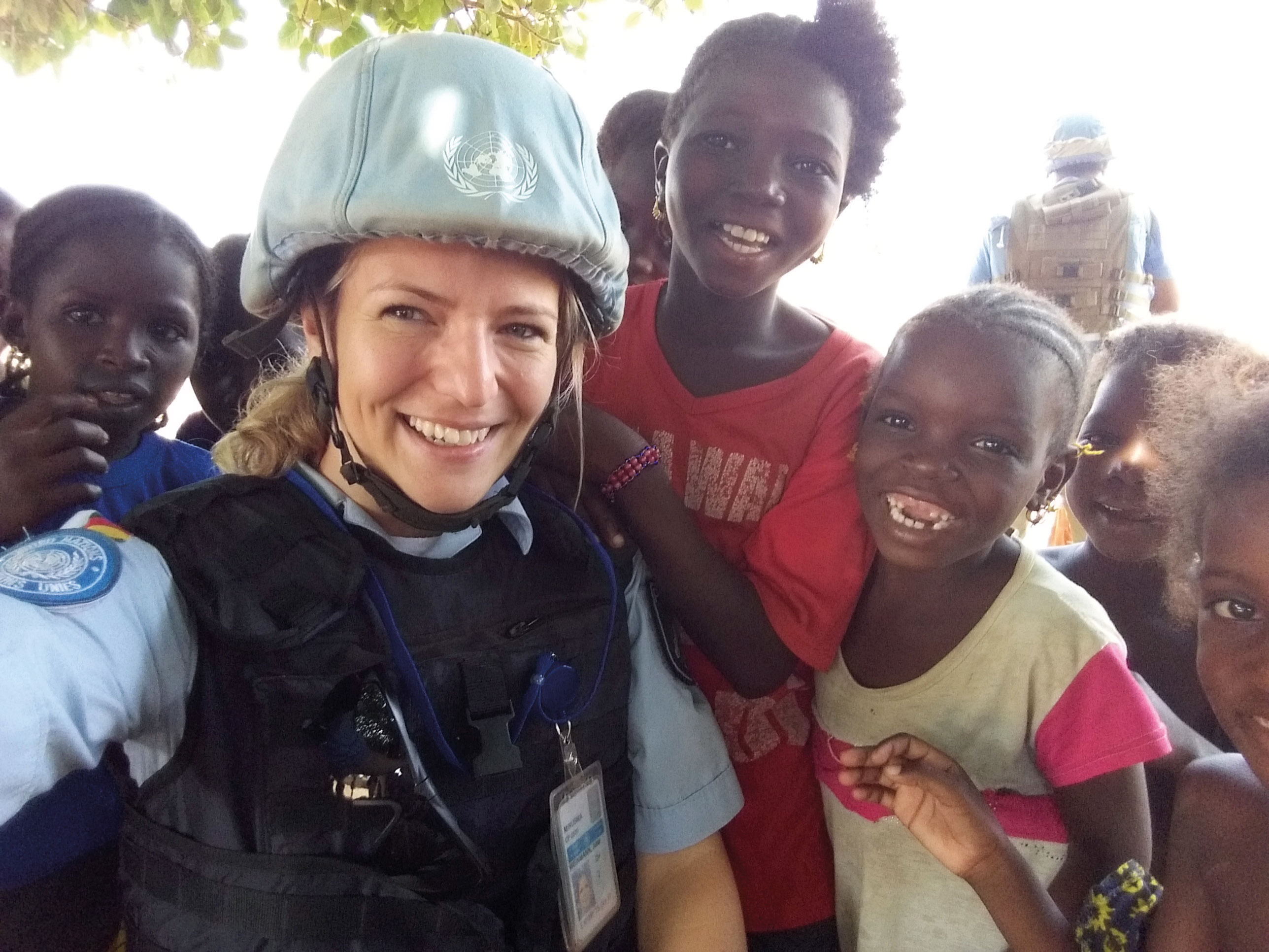 Als Blauhelmpolizistin in Afrika im Einsatz: freundliche Begegnung mit Kindern in Douentza auf Streifengang