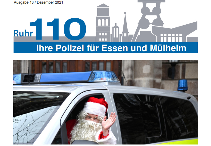 Weihnachtsmann im Streifenwagen