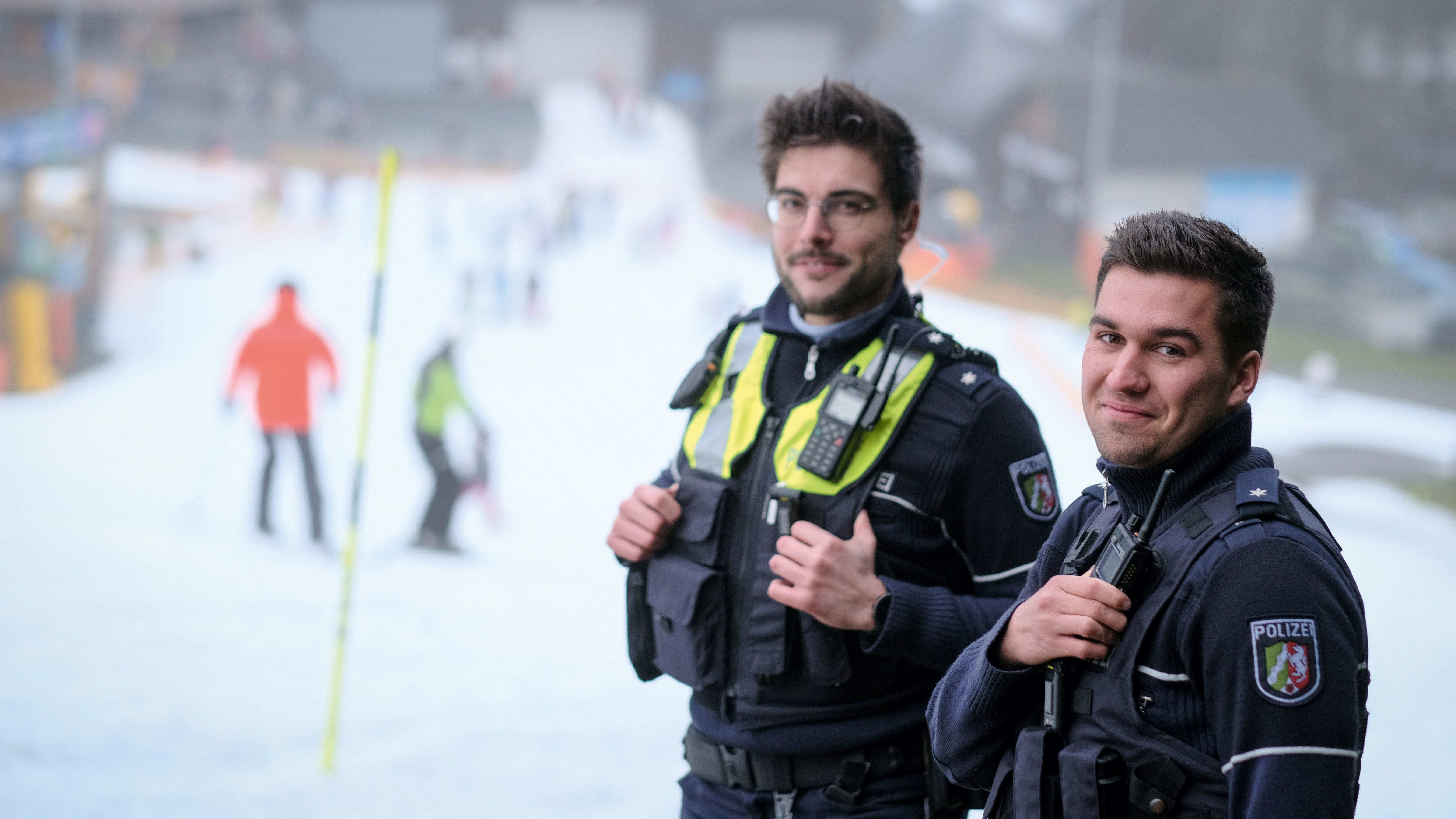 Special workplace: police inspectors Niklas Beermann (left) and Moritz Bücker on the ski slope in Winterberg