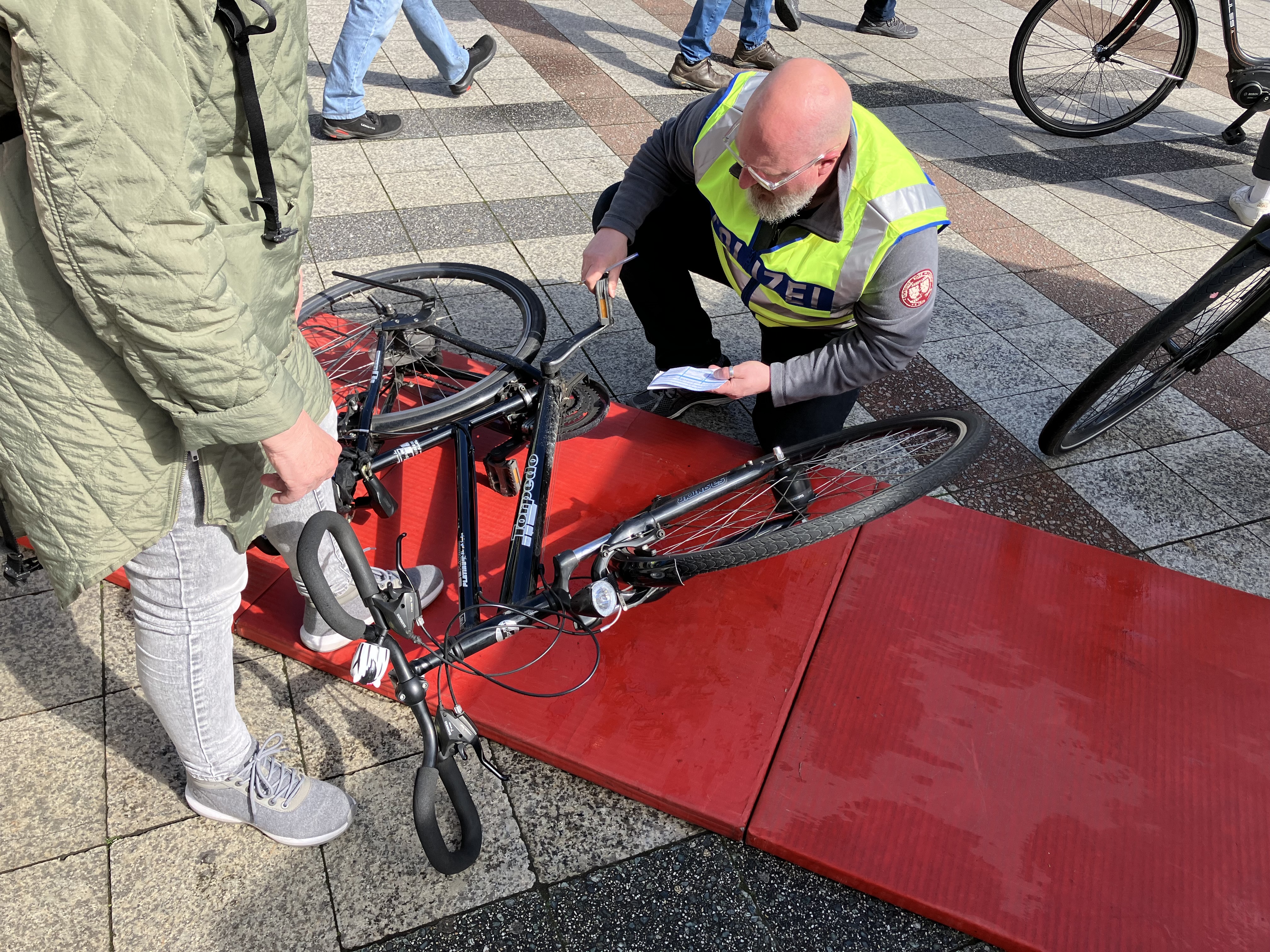 Anbringung des individuellen Aufklebers mit dem Nummernschild.