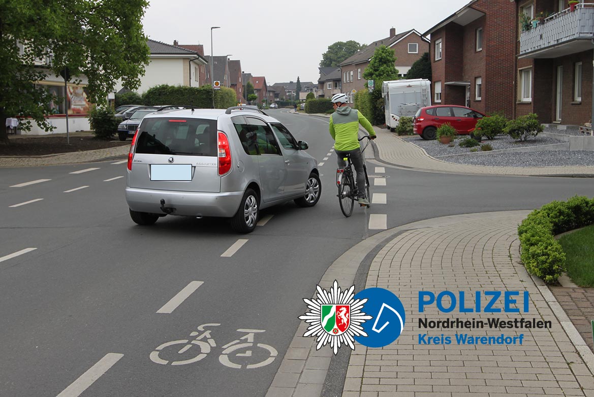 Radfahrer wird fast von Auto angefahren