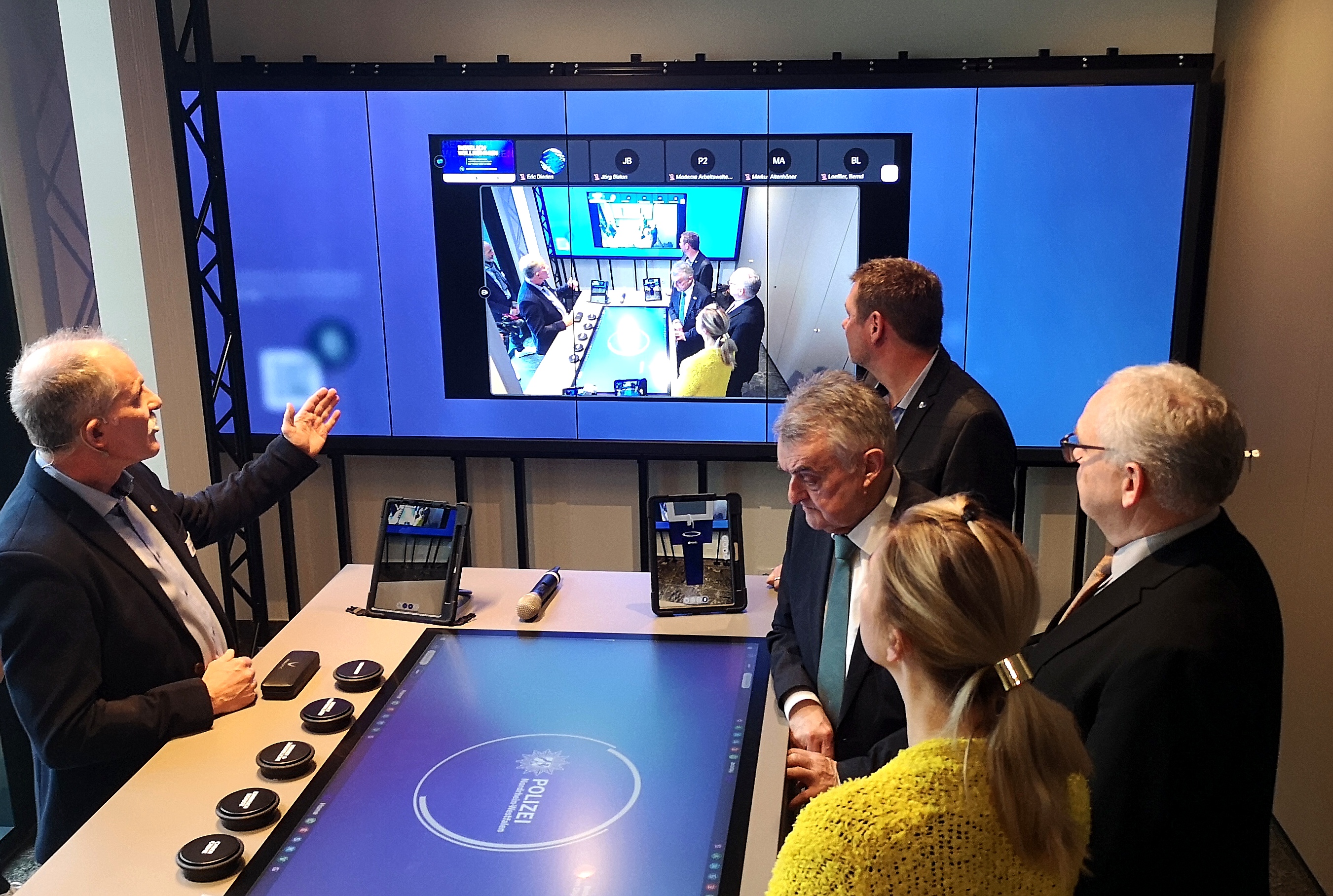 Interior Minister Herbert Reul, State Secretary Dr. Daniela Lesmeister, Cologne Police President Johannes Hermanns and Ingo Wünsch, Director of the North Rhine-Westphalia State Office of Criminal Investigation, at the opening of the first NRW Police Digital Advice and Prevention Centre in Cologne.