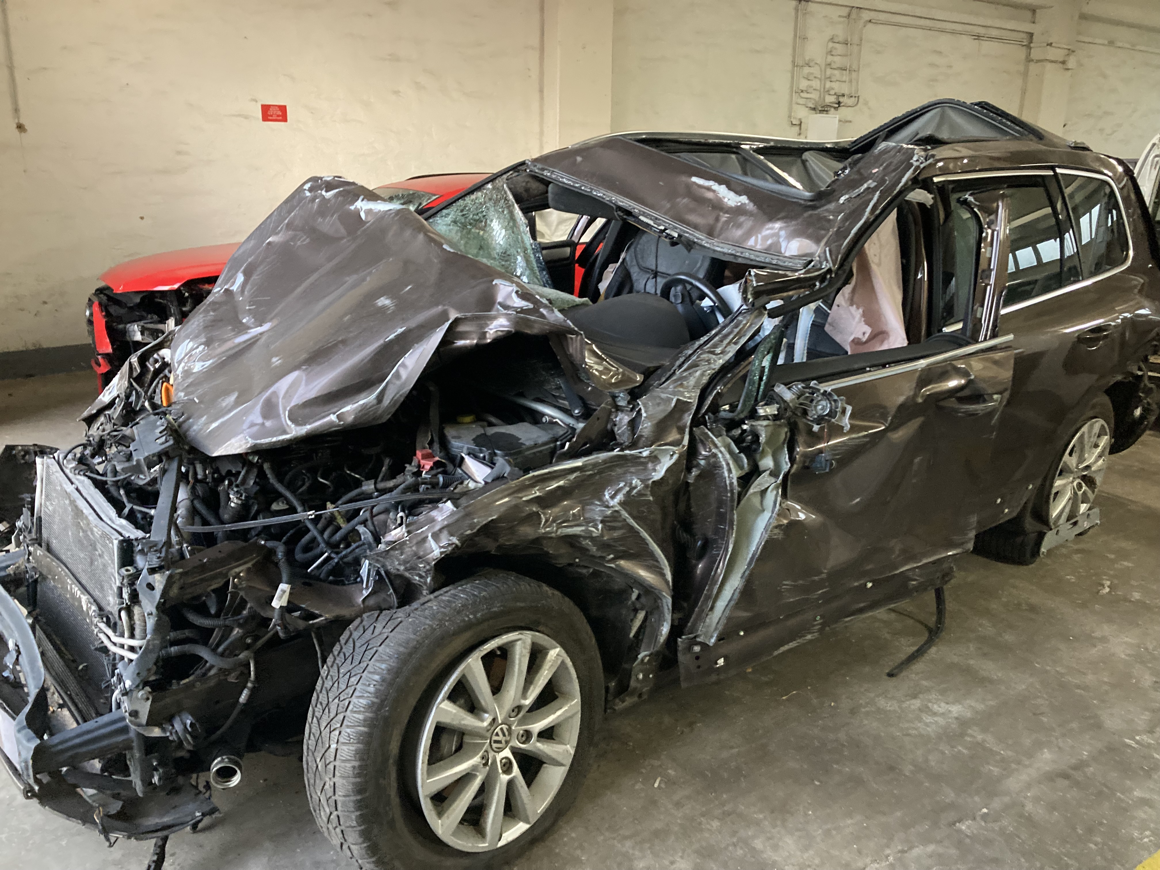 Schwarzer VW Tourag - nach einem Unfall mit schwersten Beschädigungen