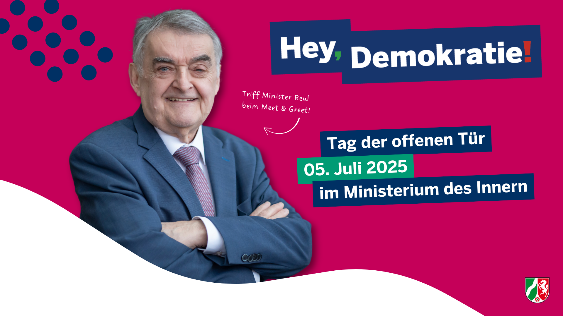 Innenminister Herbert Reul und Grafik zu Hey, Demokratie! Tag der offenen Tür 2025