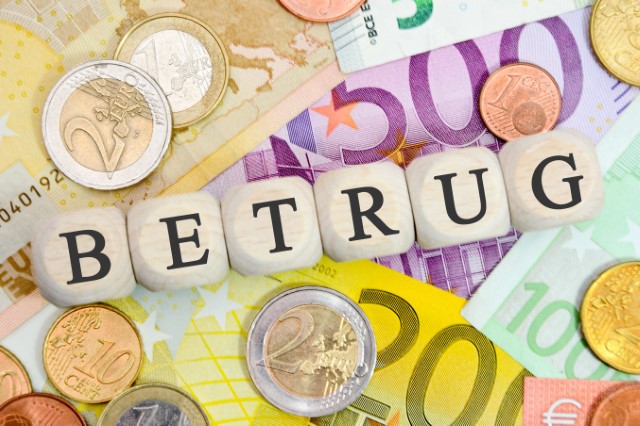 Geld und Würfel mit Aufschrift Betrug