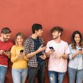Junge Menschen mit Handy