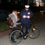 Polizeibeamter bei einer Fahrradkontrolle