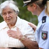 Polizistin betreut Seniorin