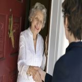Sicherheit für Senioren - An der Haustür