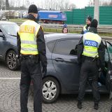 Polizisten kontrollieren Autofahrer