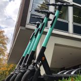 Vier E-Scooter vor dem Polizeipräsidium Münster