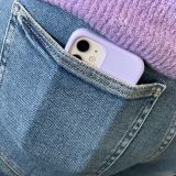 In der Hosentasche sichtbar getragenes Smartphone: eine günstige Gelegenheit für Taschendiebe.
