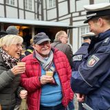 Bürgerin und Bürger der Stadt Werne im Dialog mit einem Beamten der Kreispolizeibehörde Unna
