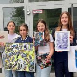 Eine Gruppe junger Künstlerinnen und Künstler mit ihren Kunstwerken