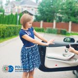 Kind wird aus einem Auto heraus ein Bonbon angeboten