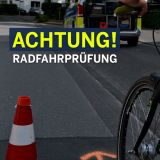 Ein Kind auf einem Fahrrad, im Hintergrund ein Streifenwagen. Text: Achtung! Radfahrprüfung