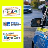 Sicht auf die Fahrertür eines Streifenwagens, im Außenspiegel sieht man das Gesicht des Fahrers. Es ist verpixelt. Im Hintergrund steht ein Polizist und auf der Straße ist ein schwarzes Auto zu sehen