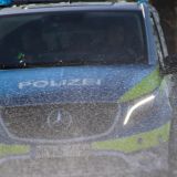 Polizeiauto mit Wasser