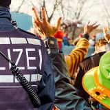Bild - Aufpassen wo andere feiern.