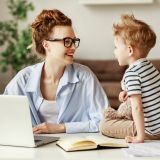 Frau Kind mit Computer