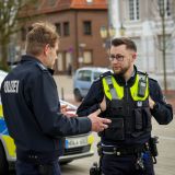 Polizisten im Gespräch