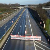 Das Symbolbild Autobahnsperrung zeigt eine Absperrung im Vordergrund eine leere Autobahn im Hintergrund