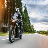 Das Bild  zeigt einen Motorradfahrer auf seinem Motorrad