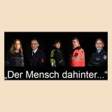 Fünf Menschen in verschiedenen Uniformen vor schwarzem Hintergrund, darunter in weißer Schrift der Titel der Ausstellung: Der Mensch dahinter