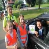 Kinder überreichen Dank- beziehungsweise Denkzettel