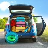 Ein Auto, mit offen stehendem, vollgepacktem Kofferraum.