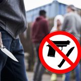 Person mit einem Messer, im Hintergrund weitere Menschen. Vorne rechts ein Verbotszeichen in rot. Pistole und Messer durchgestrichen