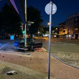 Verunfallter Pkw der frontal vor einen Ampelmast gefahren ist.