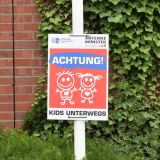 Verkehrsschild Achtung Kids unterwegs
