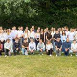 58 Schülerinnen und Schüler des vierten FOS-Jahrgangs mit Polizeipräsidentin Alexandra Dorndorf (2. Reihe, ganz rechts), Schulleiterin Ute Berkemeier (2. Reihe, 2. v. re.) und weiteren Angehörigen der Polizei Münster und des Hansa-Berufskollegs Münster (links im Bild).