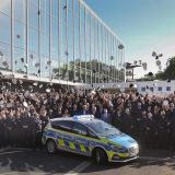 Der obligatorische Mützenwurf durfte nicht fehlen. 194 neue Kommissarinnen und Kommissare wurden am Freitag, 29. August 2025, feierlich im Musiktheater im Revier ernannt. Foto: Polizei Gelsenkirchen