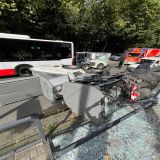 Verunfallte auf der Seite liegende Kehrmaschine