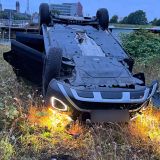Verunfalltes auf dem Dach liegendes Auto