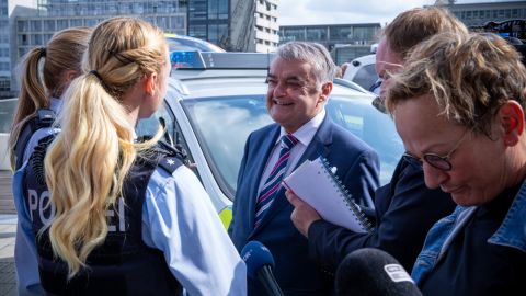 Herbert Reul stellt die neuen Streifenwagen der NRW-Polizei vor