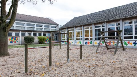 The school in Hemmerden, which Claudia also attended.
