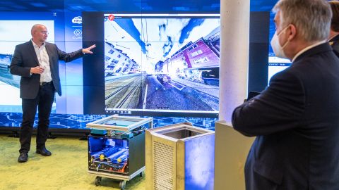 Interior Minister Reul learns about the technical possibilities of the Cube